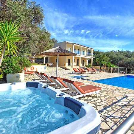 Beachfront Villa Seasun By Posarellivillas Ájosz Szpirídonasz Kültér fotó