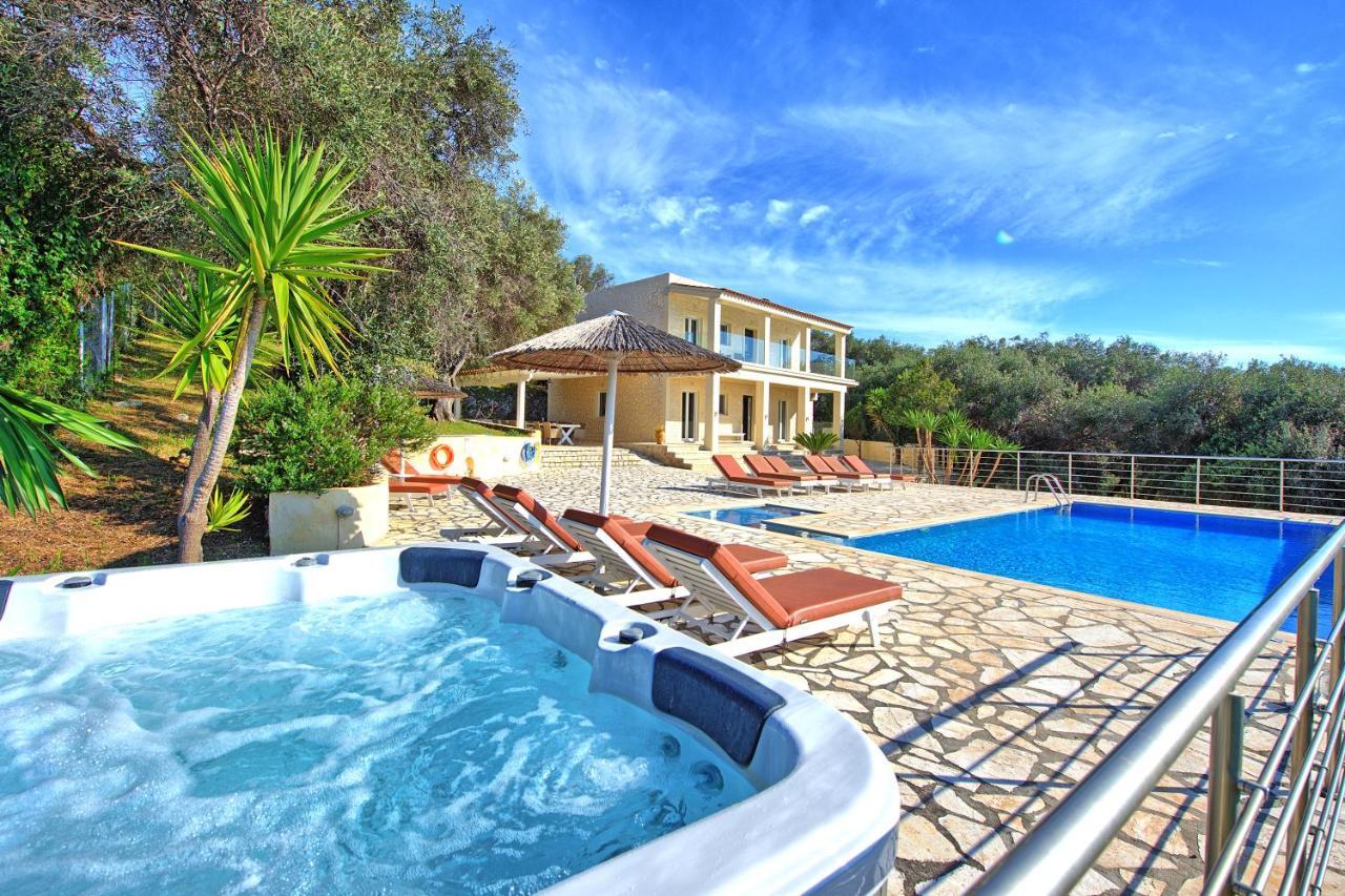 Beachfront Villa Seasun By Posarellivillas Ájosz Szpirídonasz Kültér fotó
