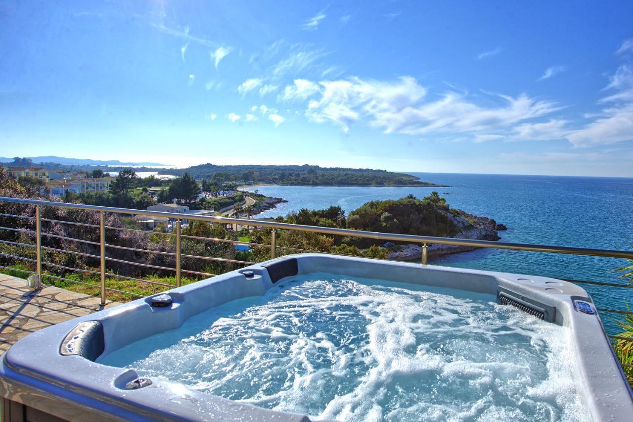 Beachfront Villa Seasun By Posarellivillas Ájosz Szpirídonasz Kültér fotó