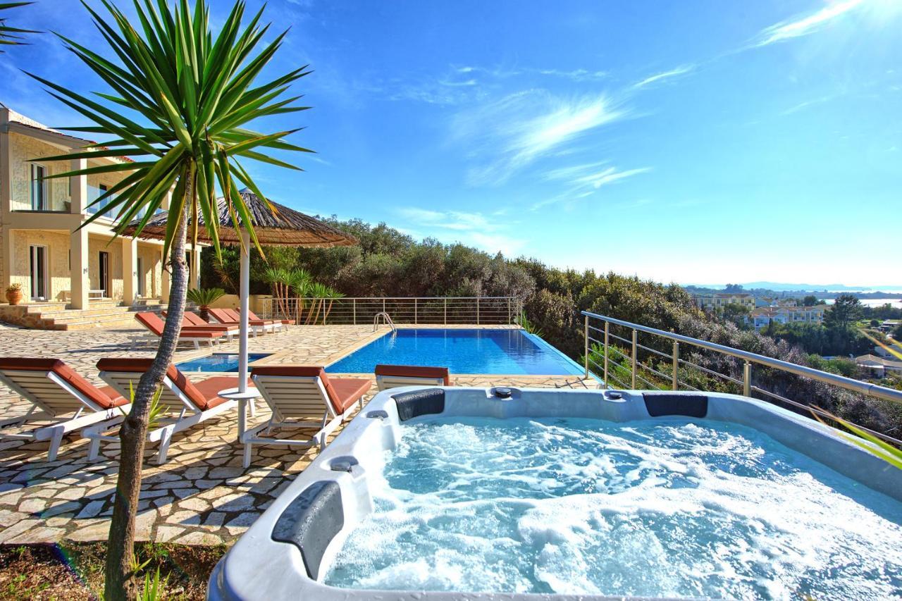 Beachfront Villa Seasun By Posarellivillas Ájosz Szpirídonasz Kültér fotó