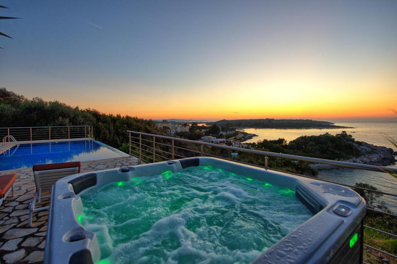 Beachfront Villa Seasun By Posarellivillas Ájosz Szpirídonasz Kültér fotó