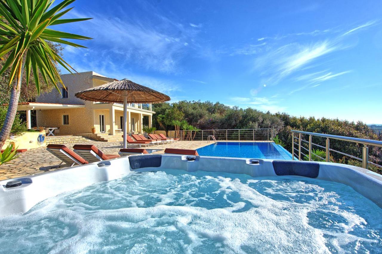 Beachfront Villa Seasun By Posarellivillas Ájosz Szpirídonasz Kültér fotó