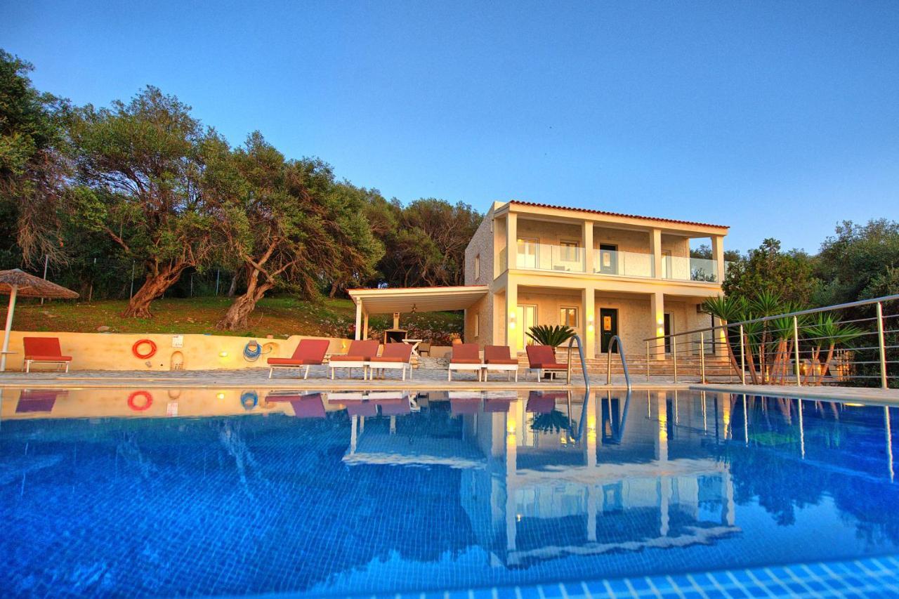 Beachfront Villa Seasun By Posarellivillas Ájosz Szpirídonasz Kültér fotó