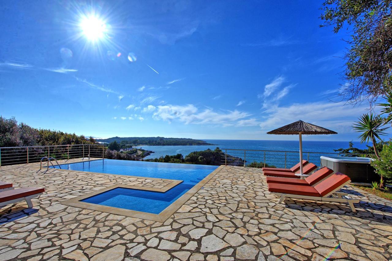 Beachfront Villa Seasun By Posarellivillas Ájosz Szpirídonasz Kültér fotó