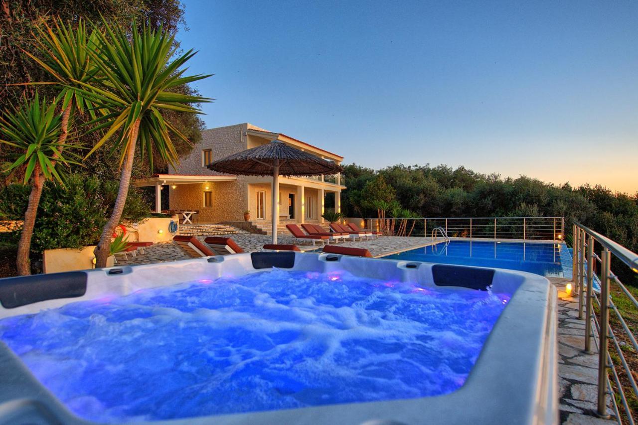 Beachfront Villa Seasun By Posarellivillas Ájosz Szpirídonasz Kültér fotó
