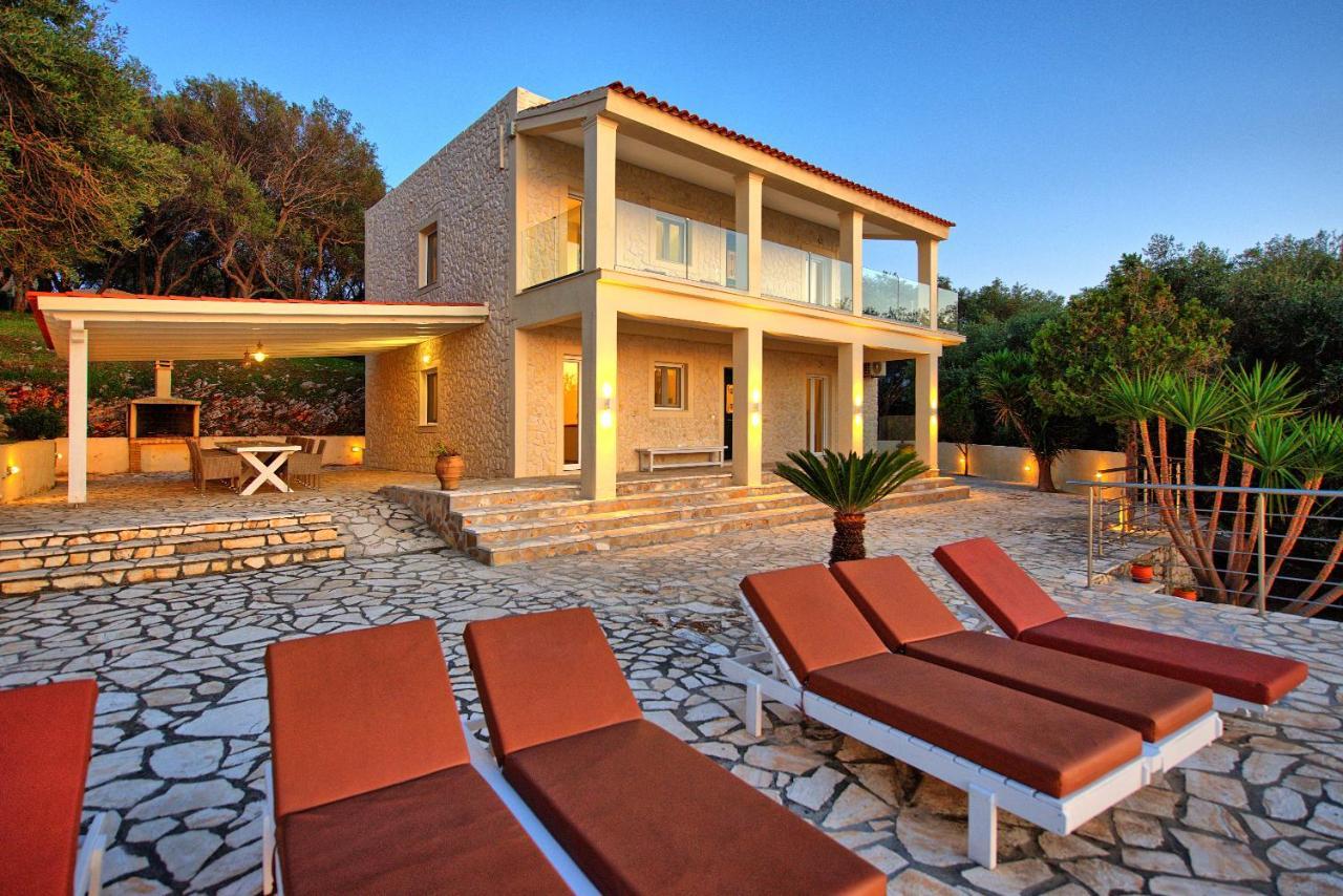 Beachfront Villa Seasun By Posarellivillas Ájosz Szpirídonasz Kültér fotó