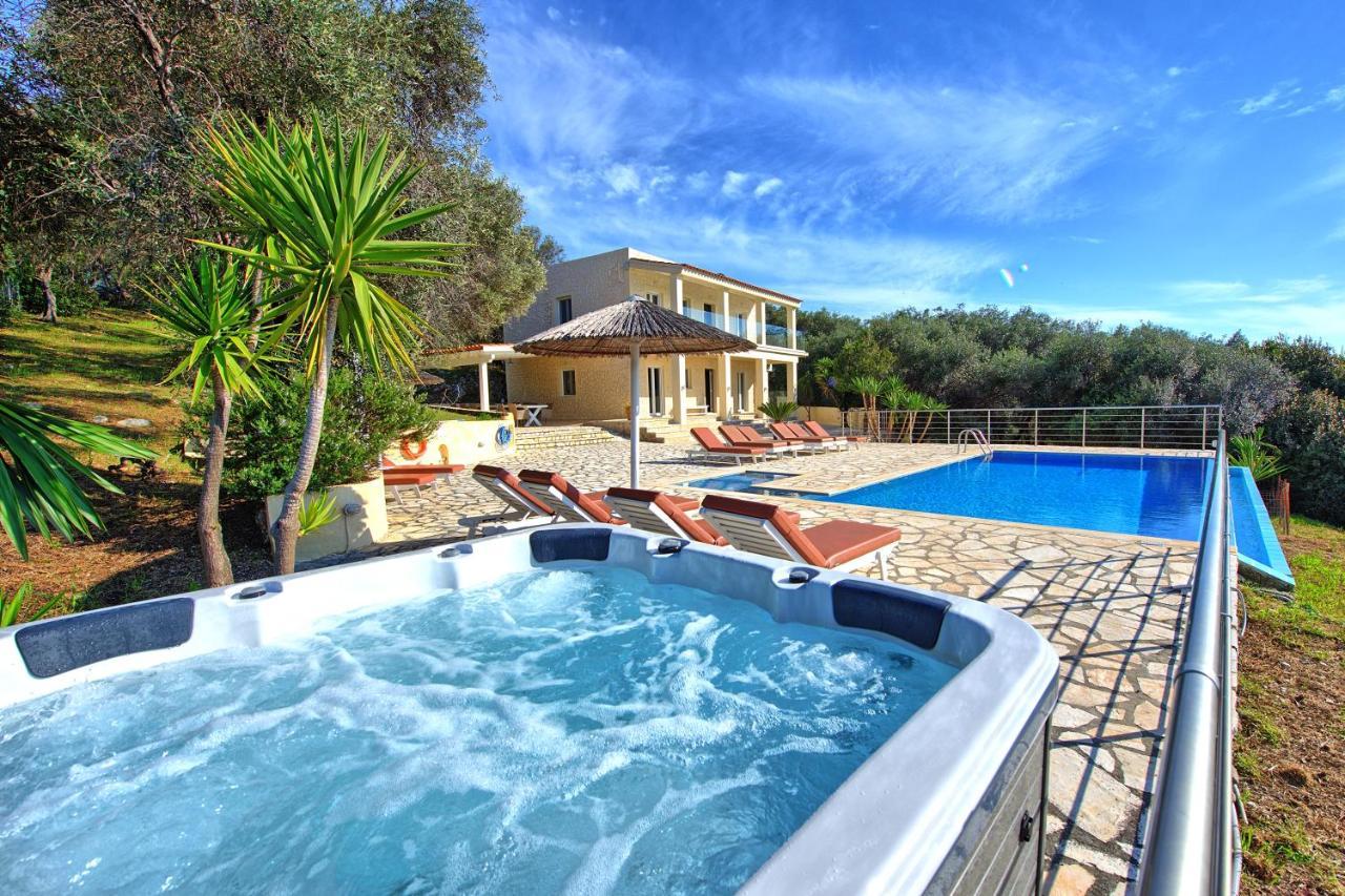 Beachfront Villa Seasun By Posarellivillas Ájosz Szpirídonasz Kültér fotó