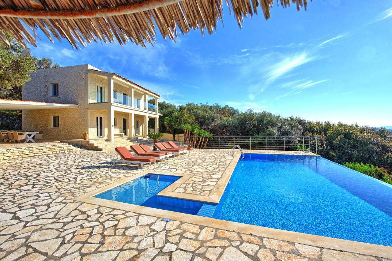Beachfront Villa Seasun By Posarellivillas Ájosz Szpirídonasz Kültér fotó